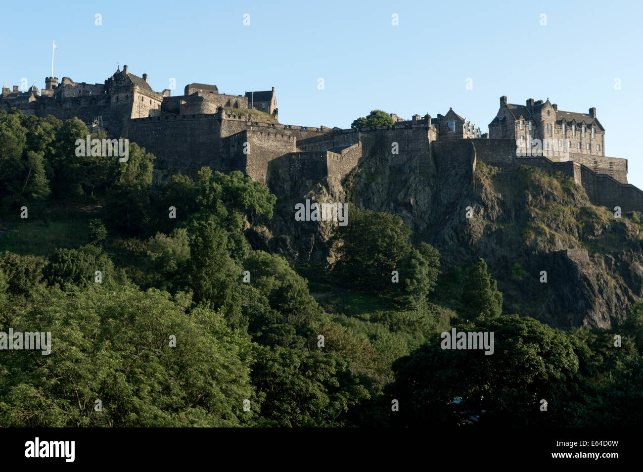Le Château d'Édimbourg sur une soirée d'été vue de Princes Street Banque D'Images