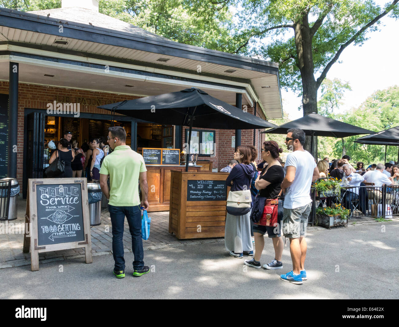 Le Pain Quotidien - Boulangerie & Table commune dans Central Park, NYC Banque D'Images