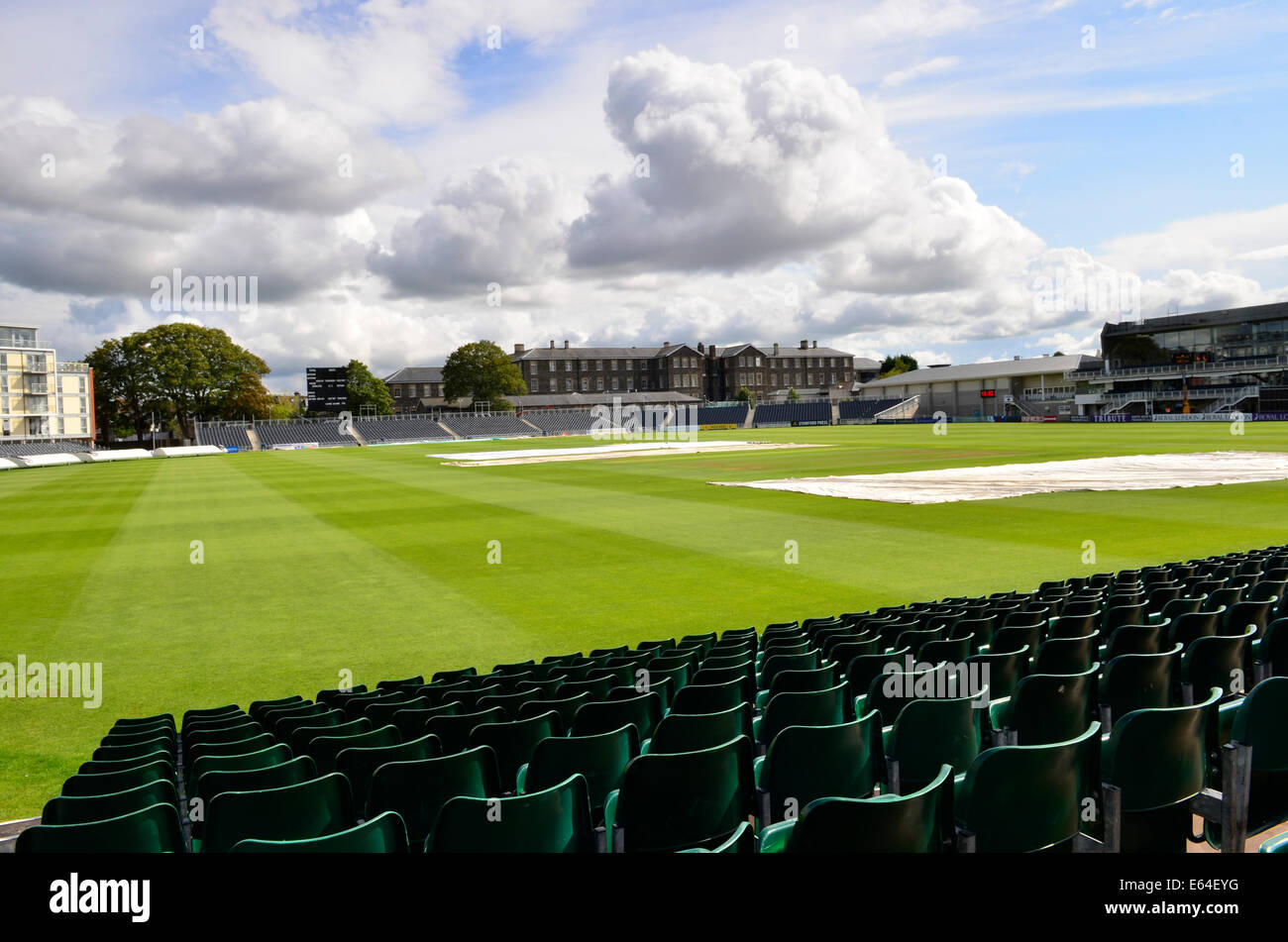 Bristol, Royaume-Uni. 14e Août, 2014. Lundi 25 août, jour férié, coin salon supplémentaire est mis en place pour les grandes foules attendues pour le Royal London, England v série d'Inde à la Gloucestershire County Cricket Club à Bristol au Royaume-Uni. Crédit : Robert Timoney/Alamy Live News Banque D'Images