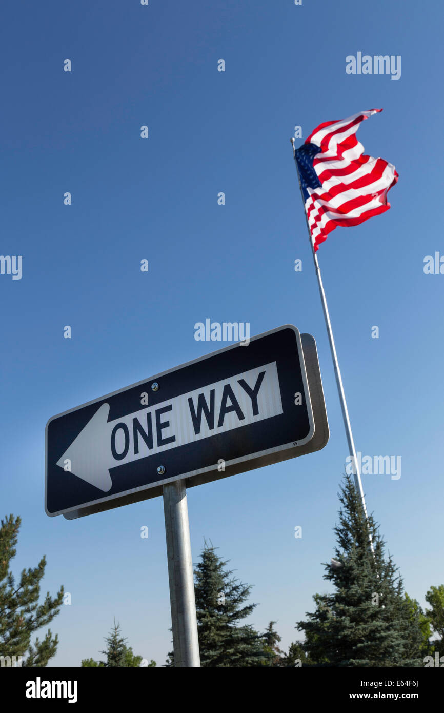 One Way Sign, drapeau américain, Big Sky Country, Montana Banque D'Images