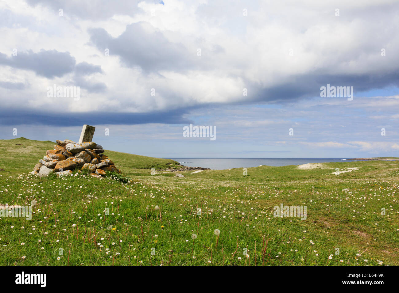 Marqueur de piste de "machair" cairn sur fleurs de prairie en été sur la côte ouest à Balranald Réserve Naturelle RSPB North Uist Scotland UK Banque D'Images