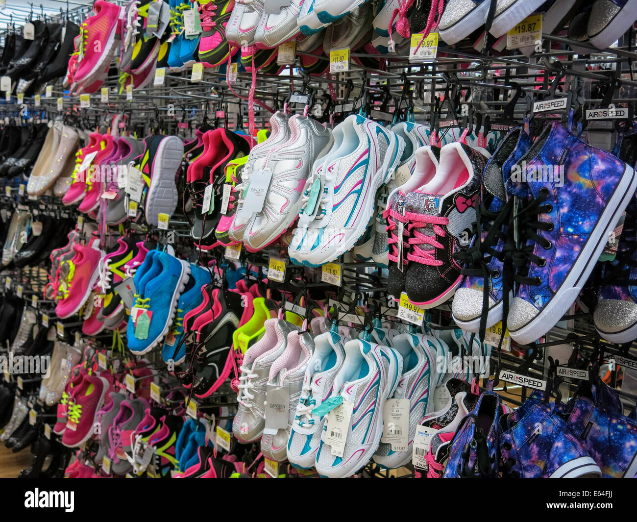 Affichage chaussure de sport, Magasin en ligne de Walmart, USA Photo Stock  - Alamy