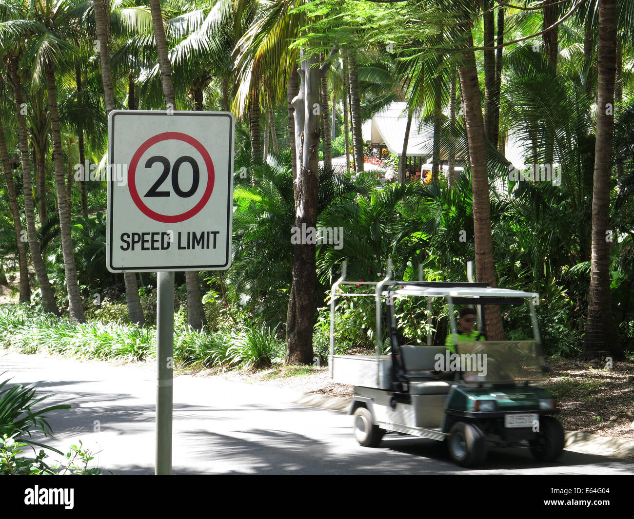 20 mile par heure vitesse limite signe sur Hamilton Island, Grande Barrière de Corail, en Australie. Banque D'Images