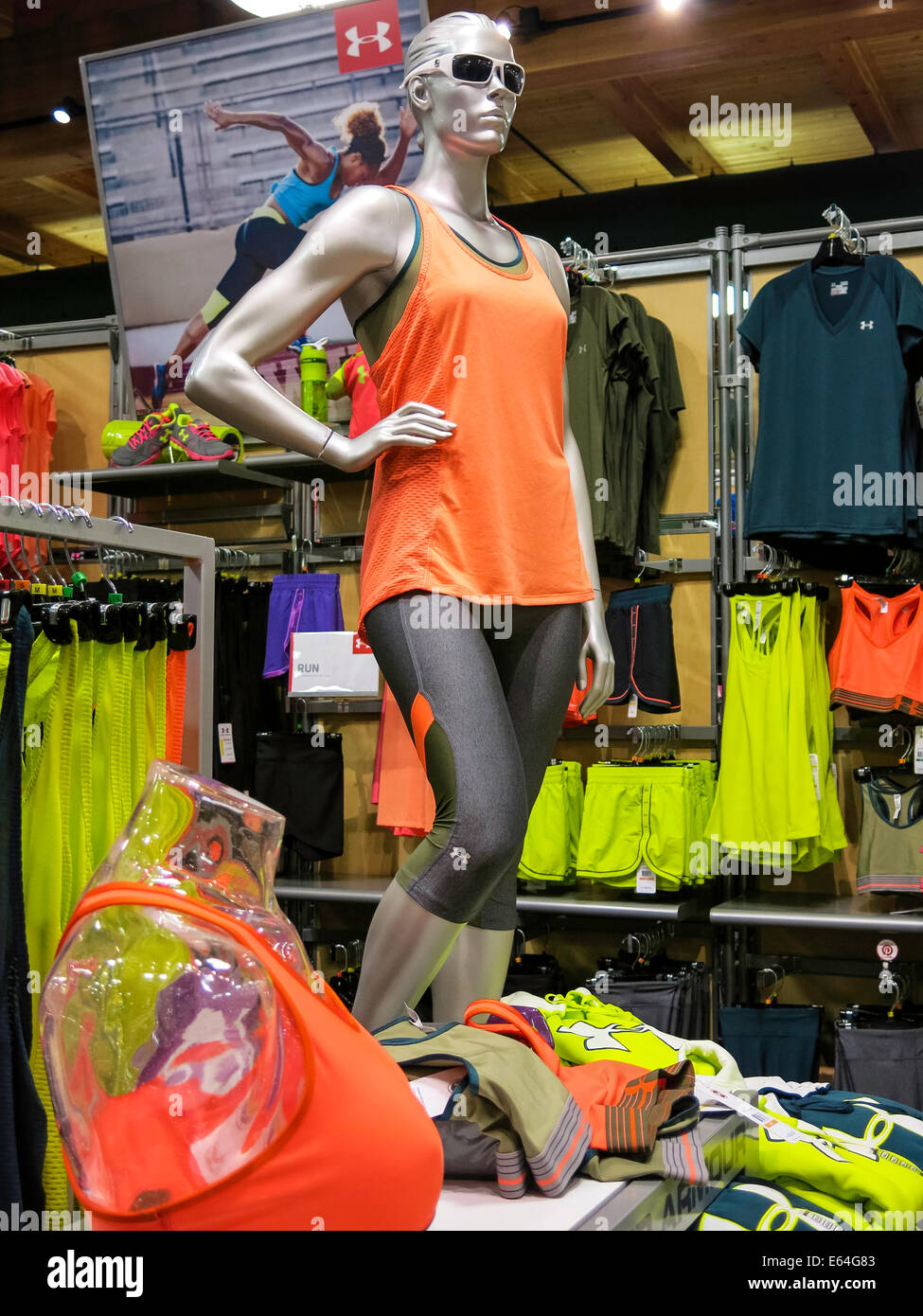 Vêtements pour femmes sous blindage, Scheels Magasin d'articles de sport,  de Great Falls, Montana, USA Photo Stock - Alamy