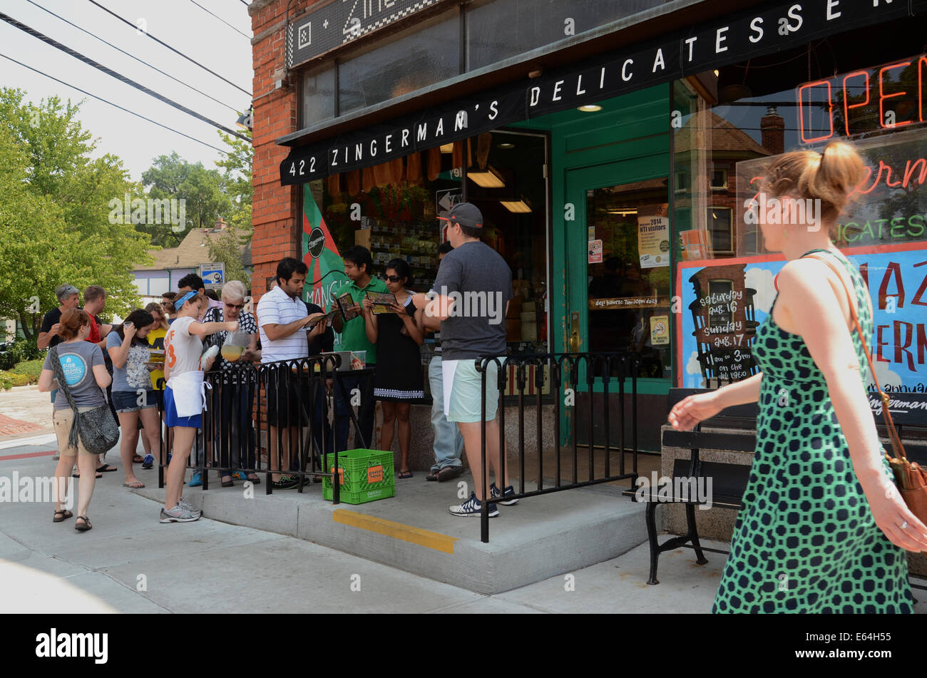 ANN Arbor, MI - 3 août : Les clients attendent d'entrer Zingerman's delicatessen à Ann Arbor, MI, le 3 août 2014. Zingerman's co-o Banque D'Images