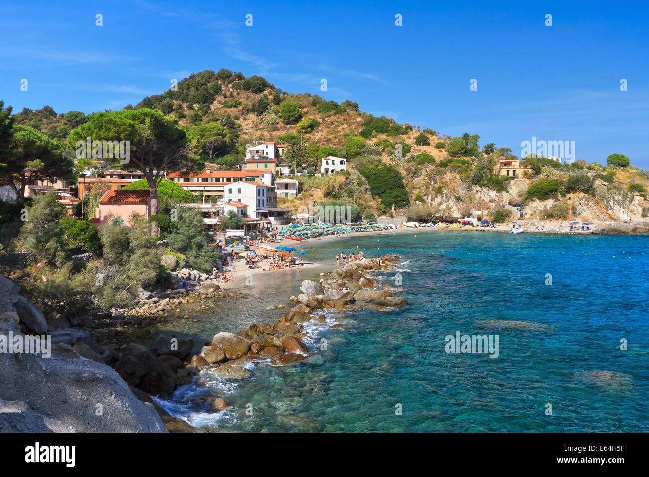 Vue d'été de Saint Andrea village avec la plage de sable, l'île d'Elbe, Italie Banque D'Images