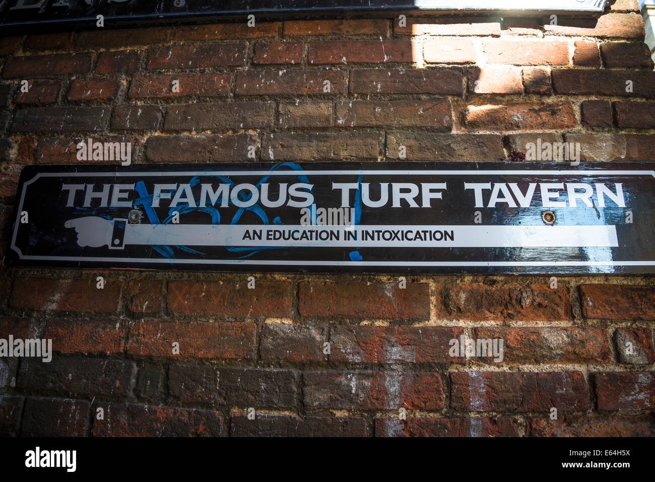 Une éducation dans l'intoxication, panneau pour Turf Tavern, historique public house, Oxford, England, UK Banque D'Images