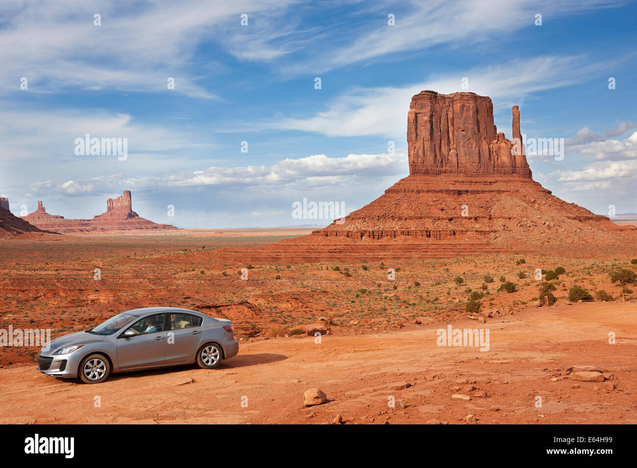 Voiture sur la route de terre dans la région de Monument Valley Navajo Tribal Park. Arizona, USA. Banque D'Images