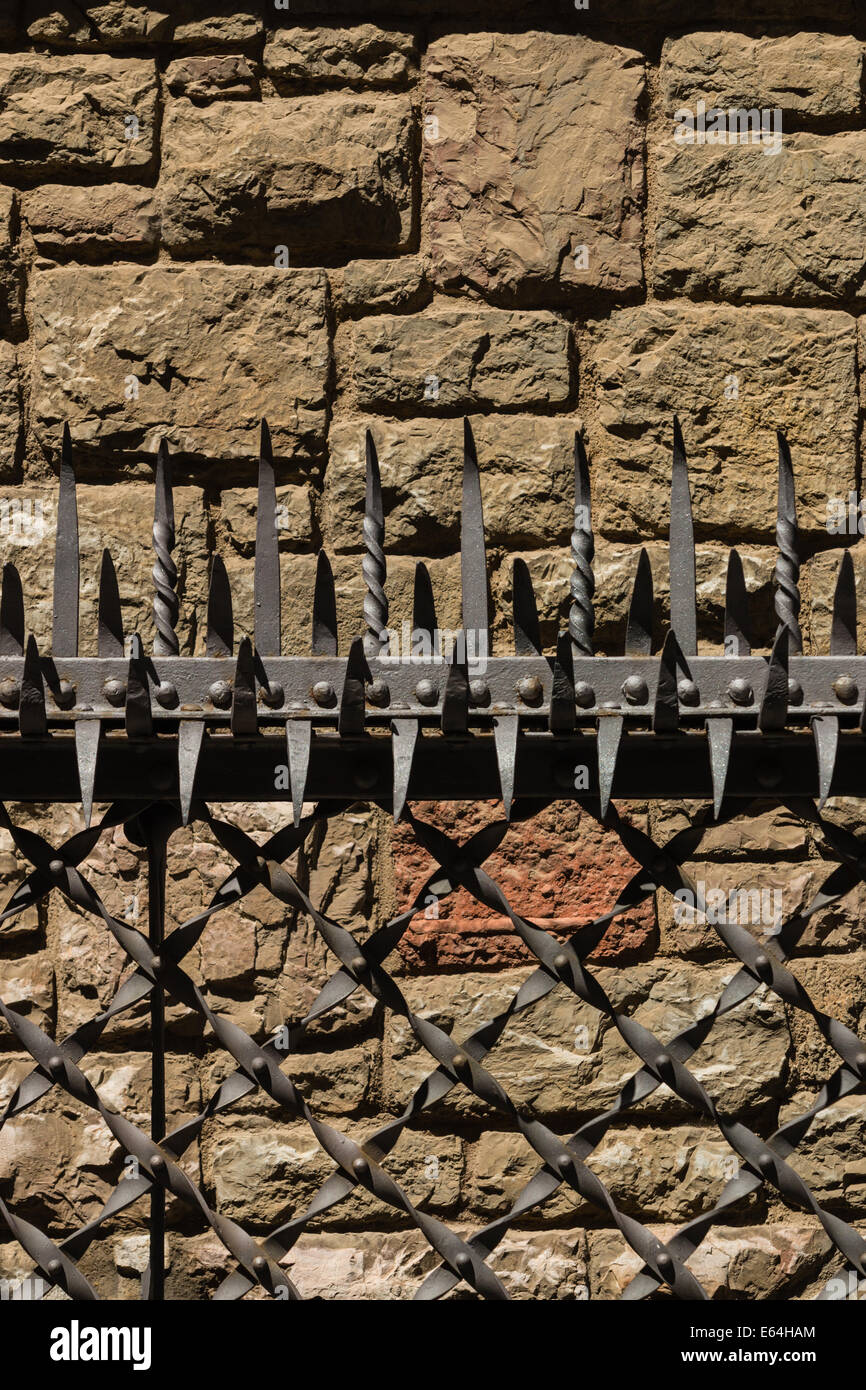 Barrière de protection fine avec de faux volets et un solide mur de pierres à l'arrière-plan dans le centre-ville de Leon , Espagne Banque D'Images