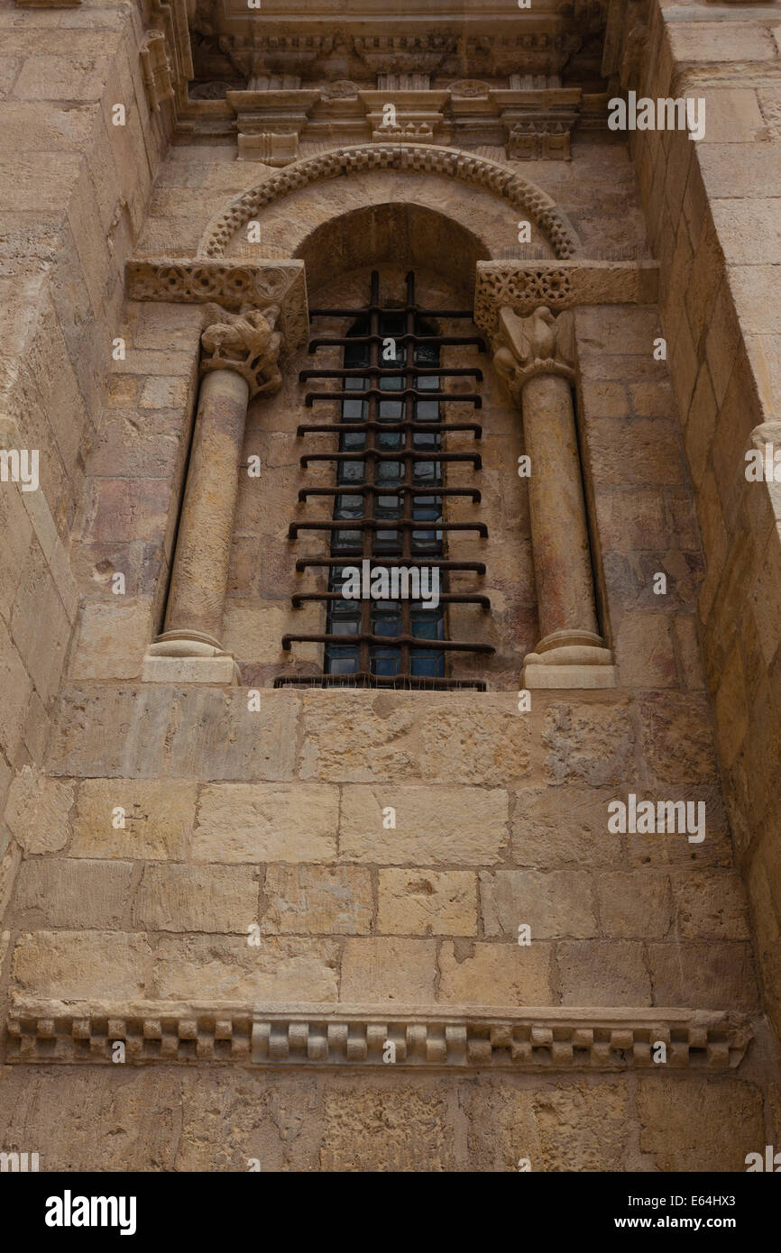 Petite fenêtre latérale fine dans la collégiale romane de San Isidoro, province de León en Espagne Banque D'Images