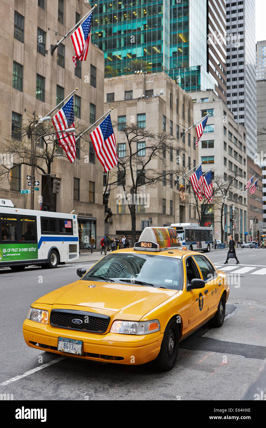 Médaillon jaune taxi sur la Cinquième Avenue. Manhattan, New York, USA. Banque D'Images