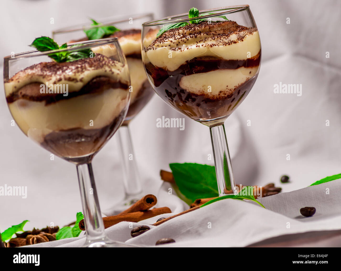 Tiramisu dessert italien avec le café et la cannelle Banque D'Images