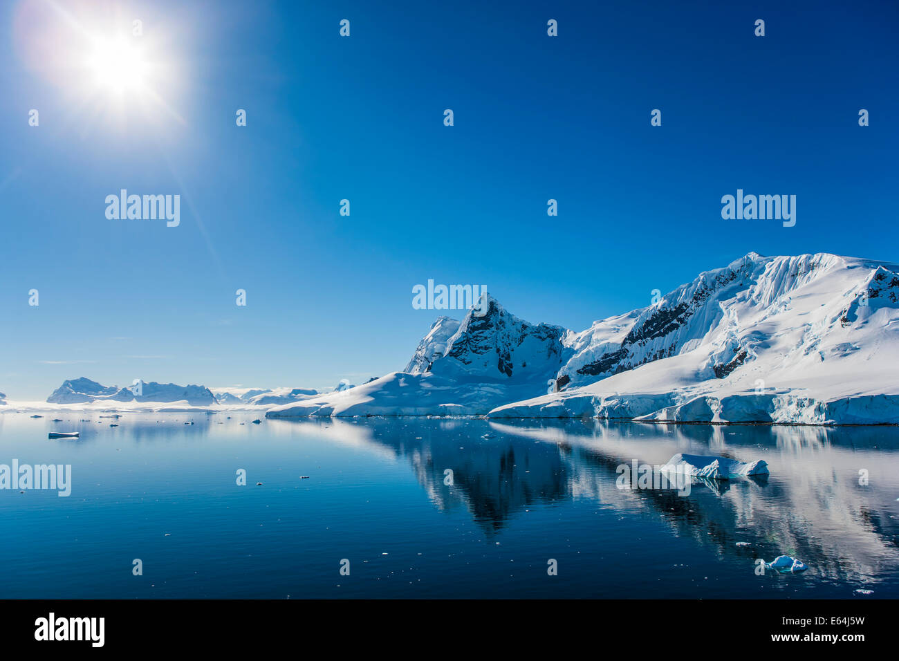 Paradise Bay, la péninsule antarctique, paysage Le capitaine arrête le bateau, et nous dérivons tranquillement. Banque D'Images