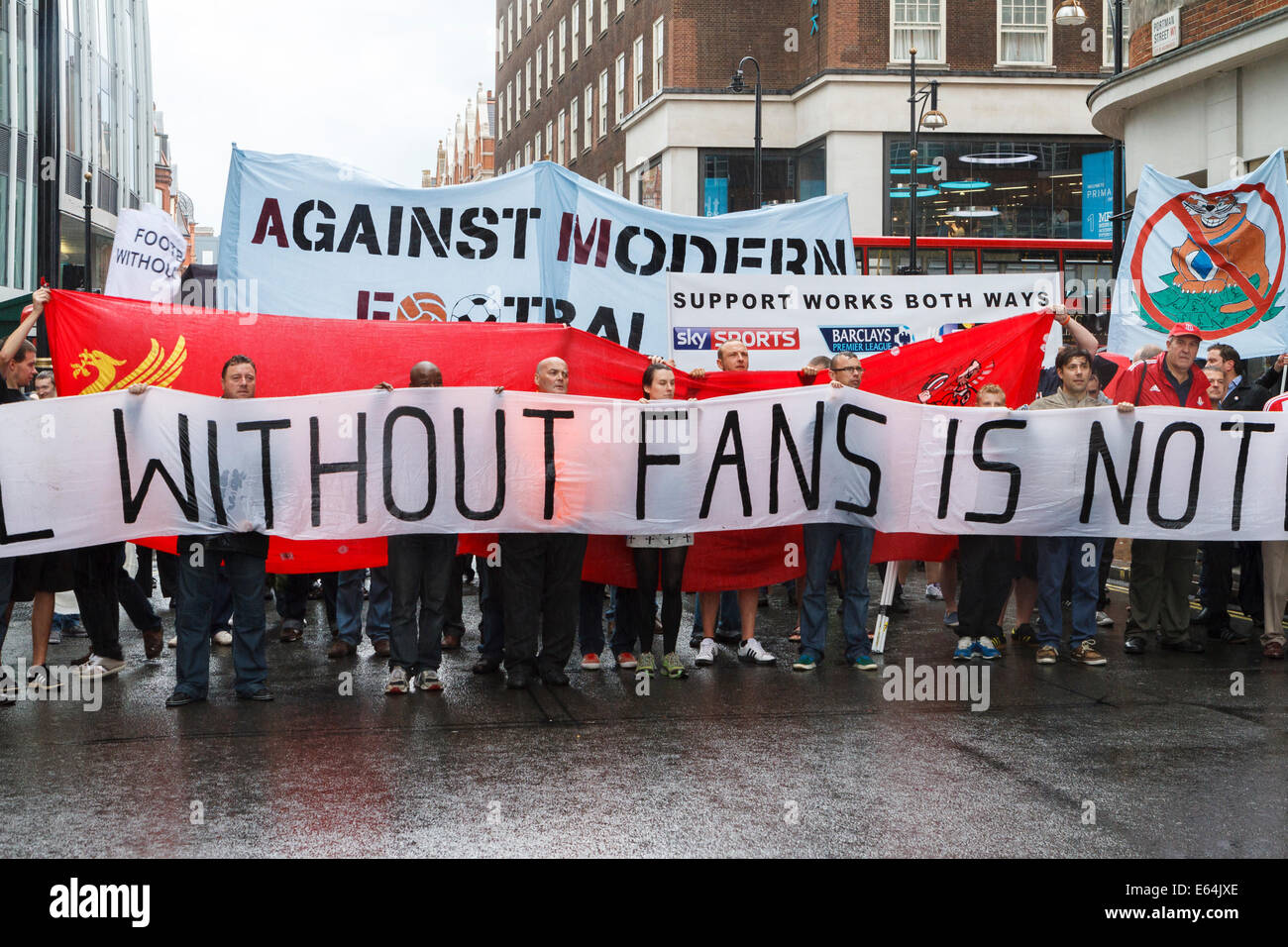 Les supporters de football mars sur la Premier League et la Ligue de football de démontrer plus de siège l'augmentation du coût des billets pour les matches, London, UK Banque D'Images