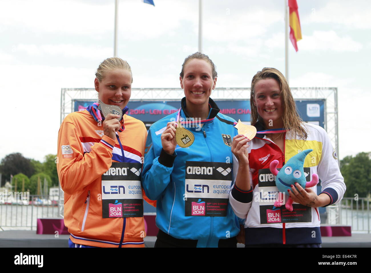 Allemagne Isabelle Harle (C) lors de l'attribution de la women's 5km course de l'eau ouverte, un non-événement olympique, a couru contre la montre au Championnat de natation européenne LEN à Berlin Grünau. © Simone Kuhlmey/Pacific Press/Alamy Live News Banque D'Images