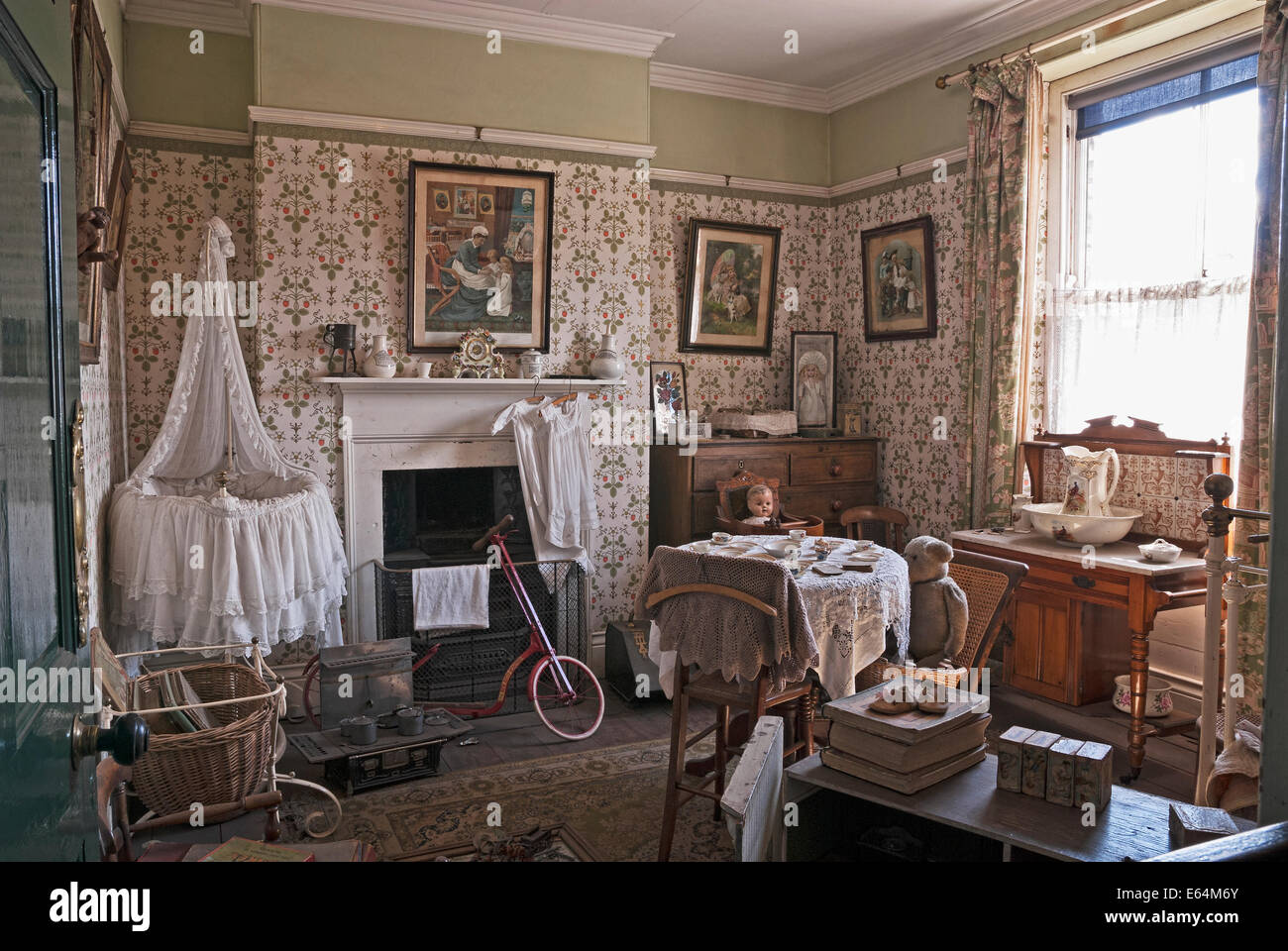 Salon avant de l'intérieur d'un chalet en terrasse dans la ville sont de la Beamish Museum. Banque D'Images