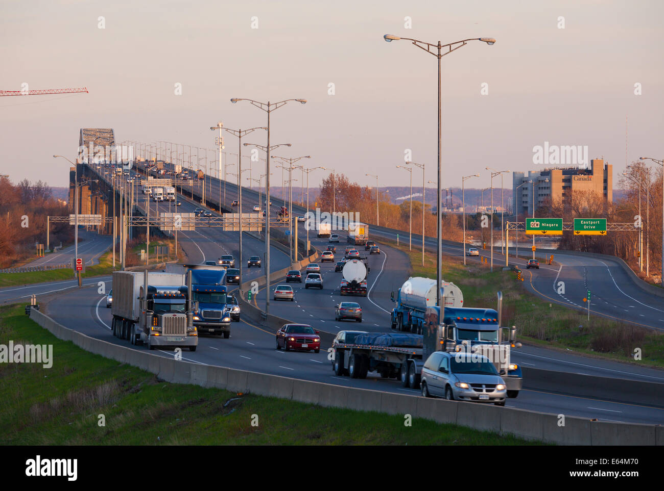 La circulation sur l'autoroute Queen Elizabeth Way avec la Burlington Skyway en arrière-plan. Hamilton, Ontario, Canada. Banque D'Images