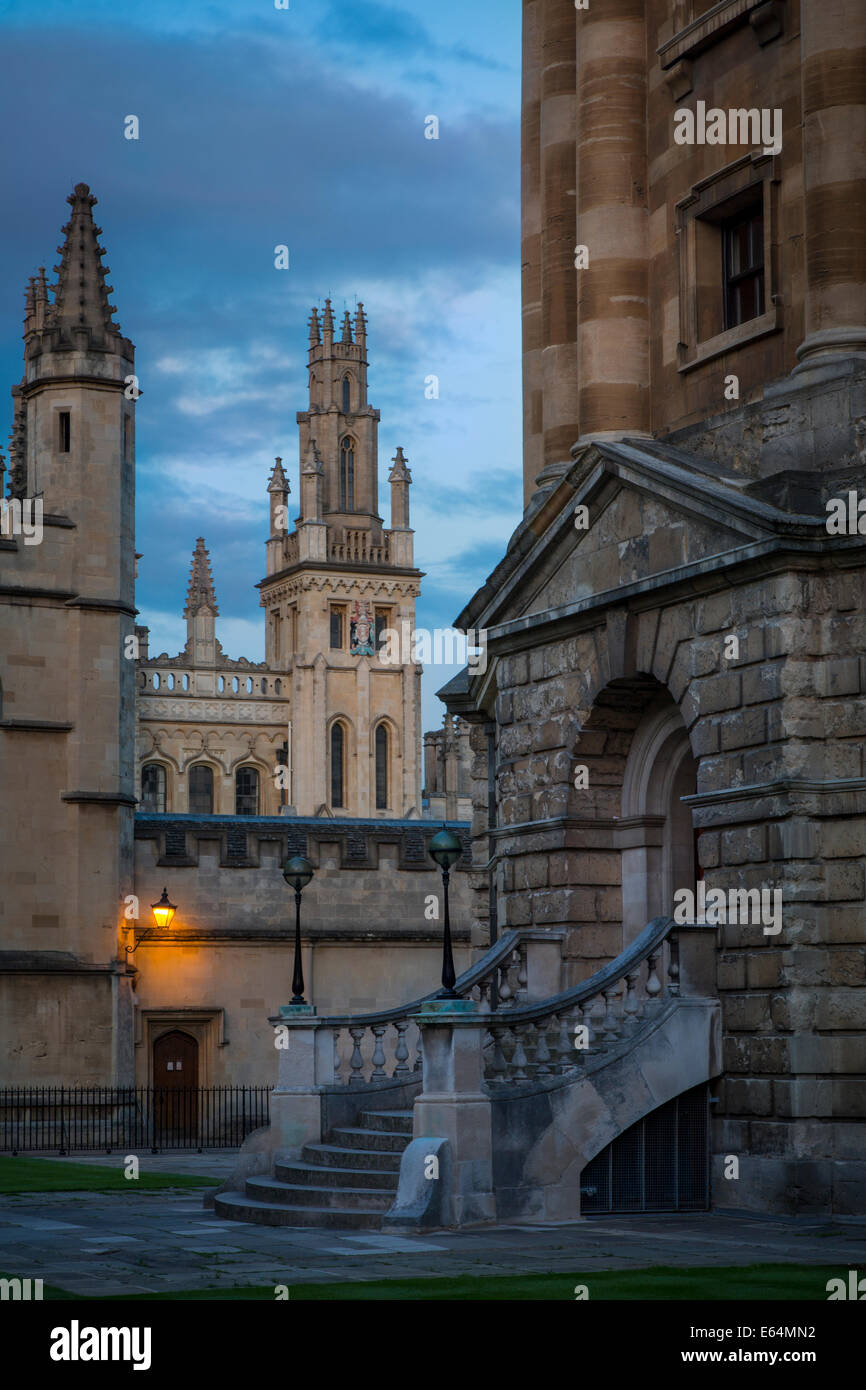 Au cours de l'Université d'Oxford - crépuscule All Souls College et Radcliffe Camera, Oxford, Oxfordshire, Angleterre Banque D'Images