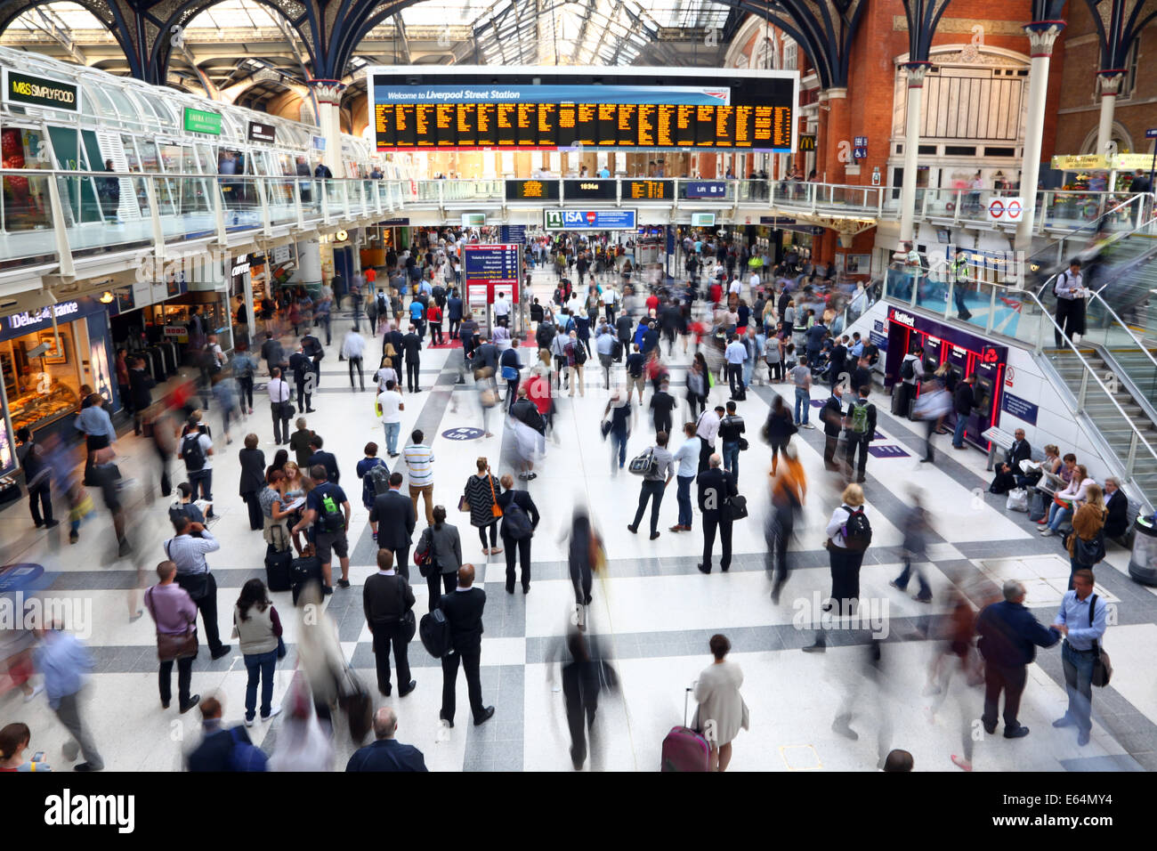 La foule à l'heure de pointe à la gare de Liverpool Street à Londres, Angleterre Banque D'Images