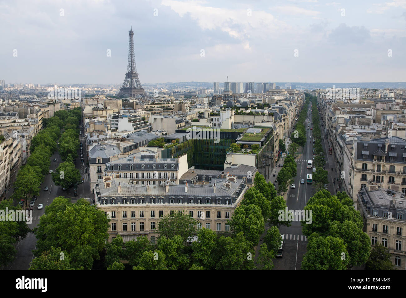 La Tour Eiffel vu de l'Arc de Triomphe à Paris, France Banque D'Images
