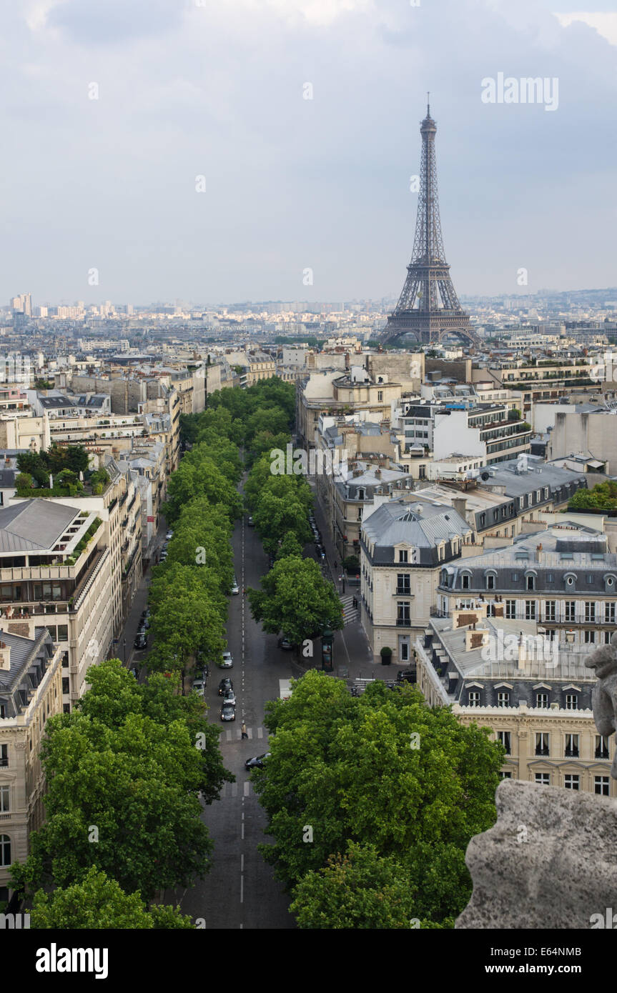 La Tour Eiffel vu de l'Arc de Triomphe à Paris, France Banque D'Images