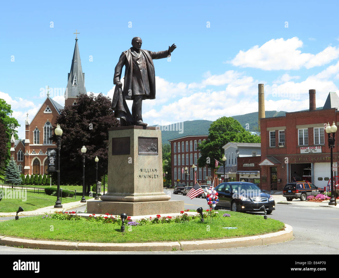 Adams Le Massachusetts a une pittoresque rue principale avec une grande statue du président McKinley sur le Rotary et la montagne de la Floride. Banque D'Images