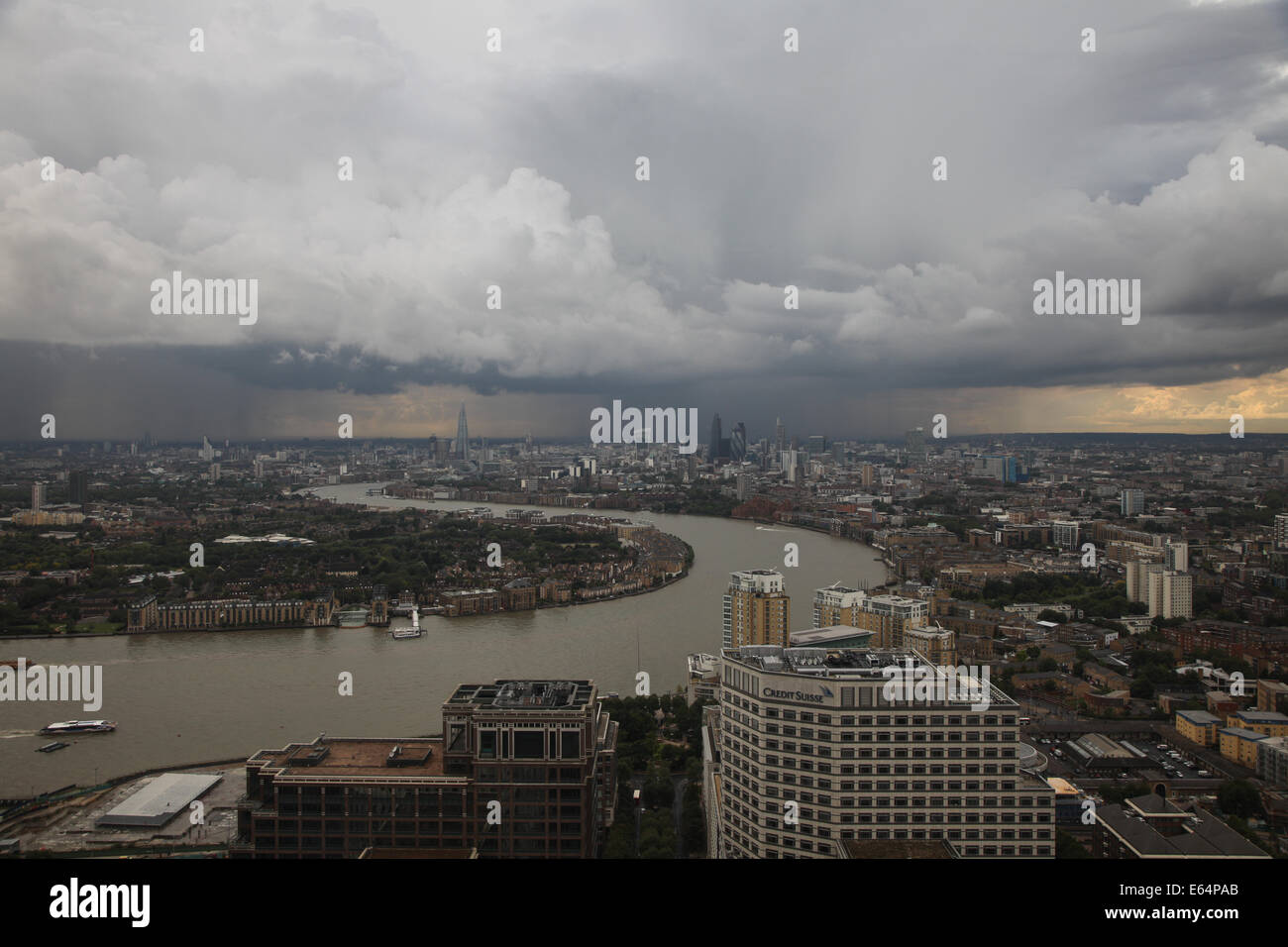 Londres, Royaume-Uni, le 14 août 2014. Un violent orage passe au-dessus de Londres au début de la soirée, l'heure de pointe. Cette photo prise à partir de Canary Wharf, dans les Docklands de Londres quartier financier Crédit : Steve Bright/Alamy Live News Banque D'Images