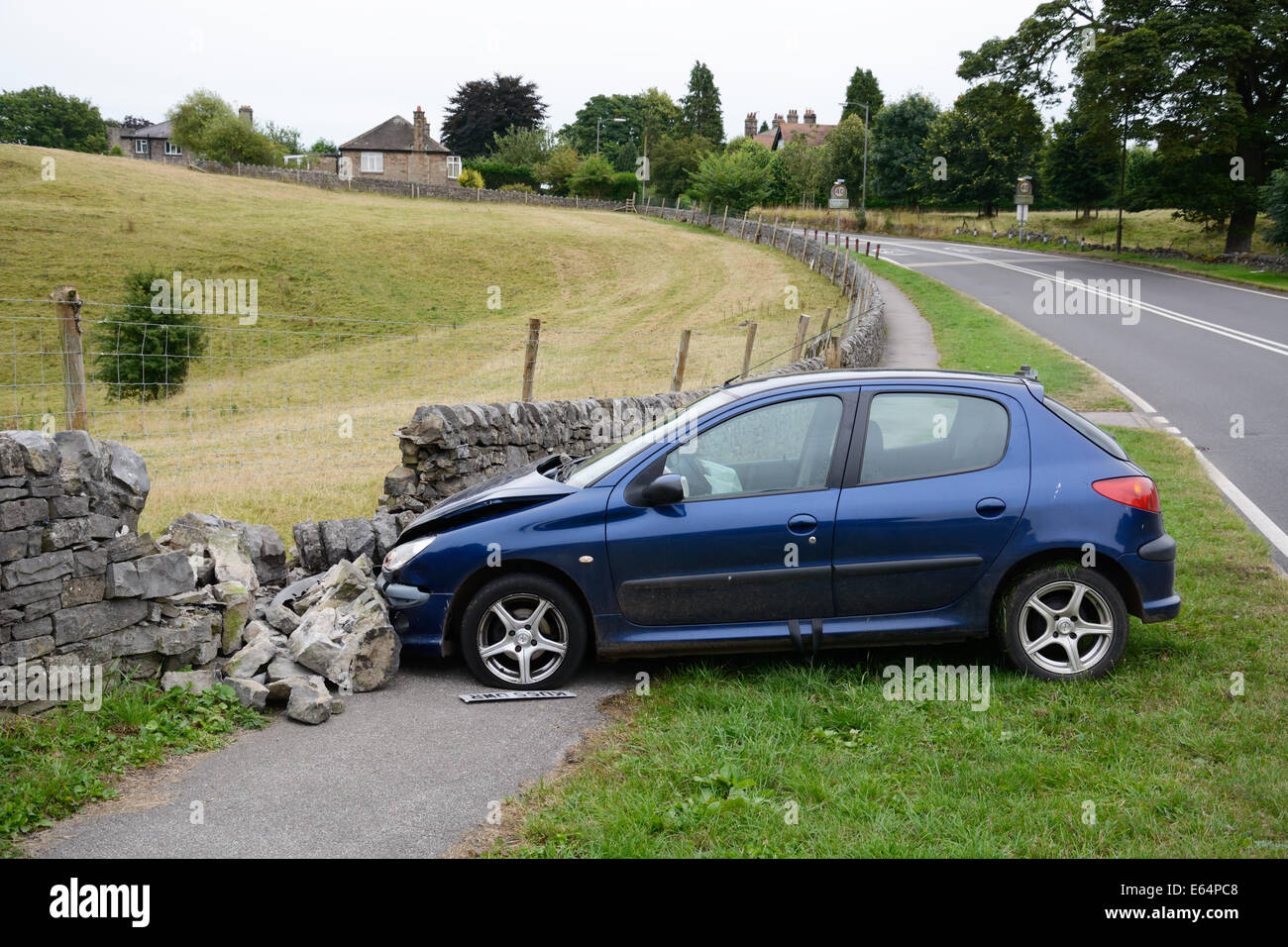 Accident de voiture dans le mur, Derbyshire, Angleterre. Banque D'Images