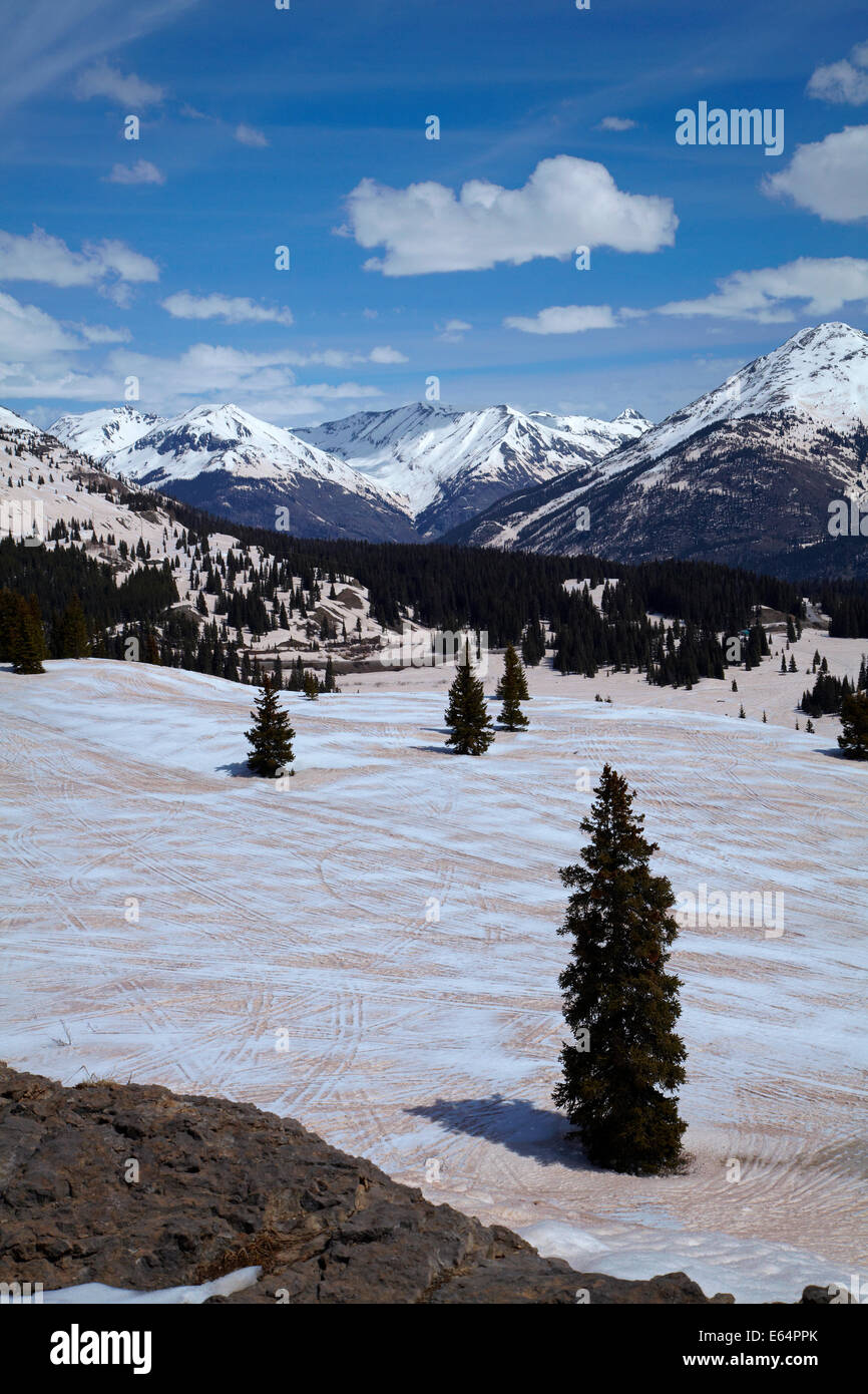Vue enneigée de montagnes de San Juan de molas Pass Summit (10 910 ft/m 3325), US 550, San Juan Skyway, Colorado, USA Banque D'Images