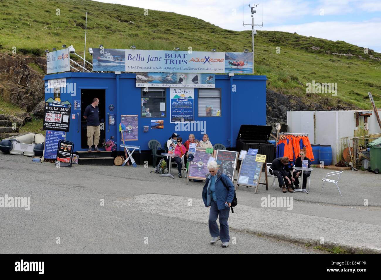 Bureau de réservation pour des excursions en bateau pour voir la faune dans les eaux au large de Skye en Ecosse Banque D'Images