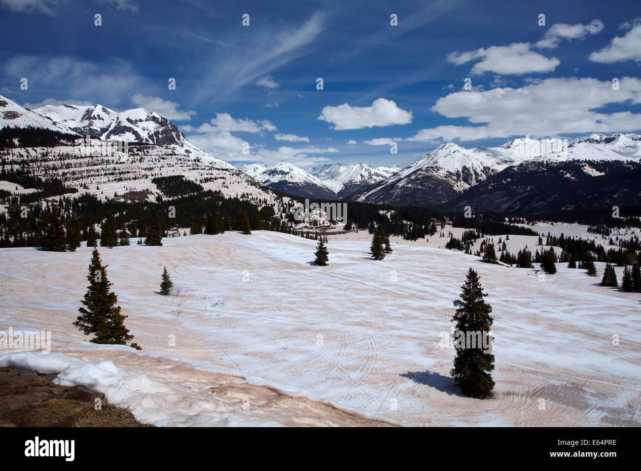 Vue enneigée de montagnes de San Juan de molas Pass Summit (10 910 ft/m 3325), US 550, San Juan Skyway, Colorado, USA Banque D'Images