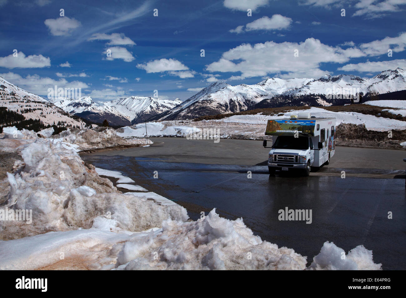 RV dans la neige au sommet des Molas Pass (10 910 ft/m 3325), US 550, San Juan Skyway, Colorado, USA Banque D'Images