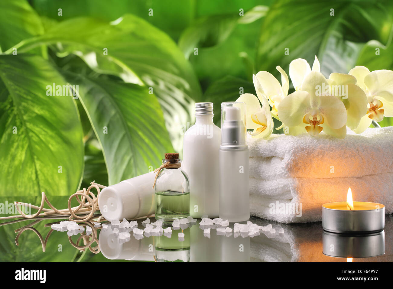 Spa Nature morte aux flacons de parfum,serviette et bougie Banque D'Images Spa Nature morte aux flacons de parfum,serviette et bougie Banque D'Images
