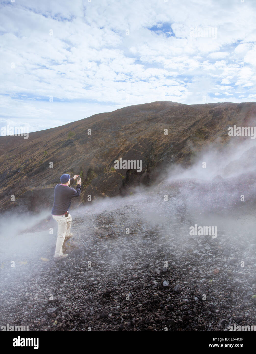 Un homme photographies la cuisson à cône du volcan Paricutin à Michoacan, au Mexique. Banque D'Images