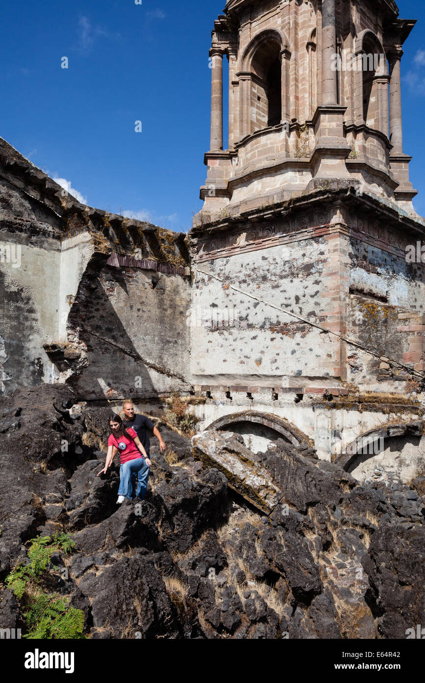Un couple marche sur la roche de lave près du temple ruines du volcan Paricutin à Michoacan, au Mexique. Banque D'Images