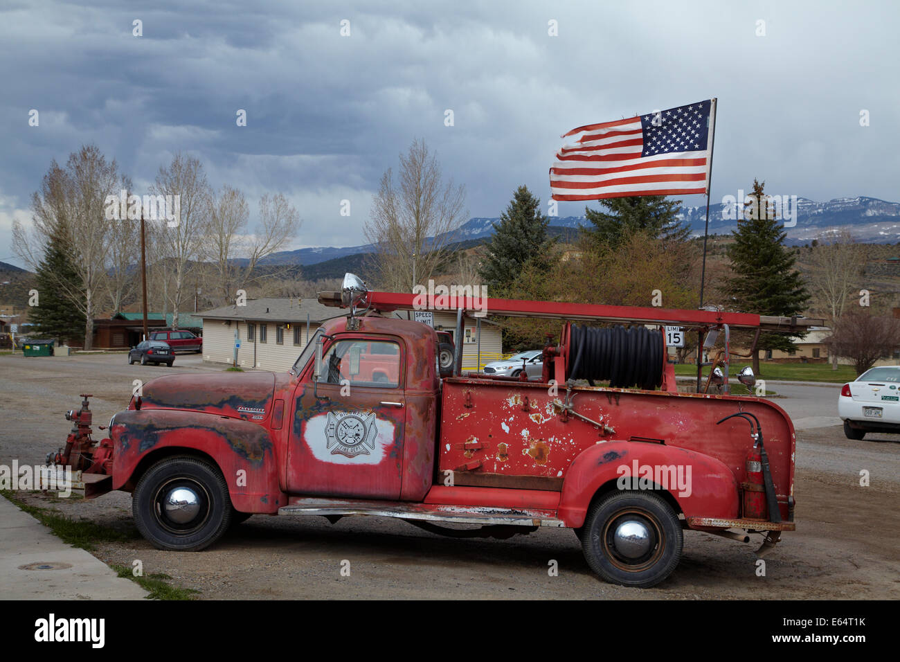 Vieux camion Chevrolet et drapeau américain, Ridgeway, montagnes San Juan, Colorado, USA Banque D'Images