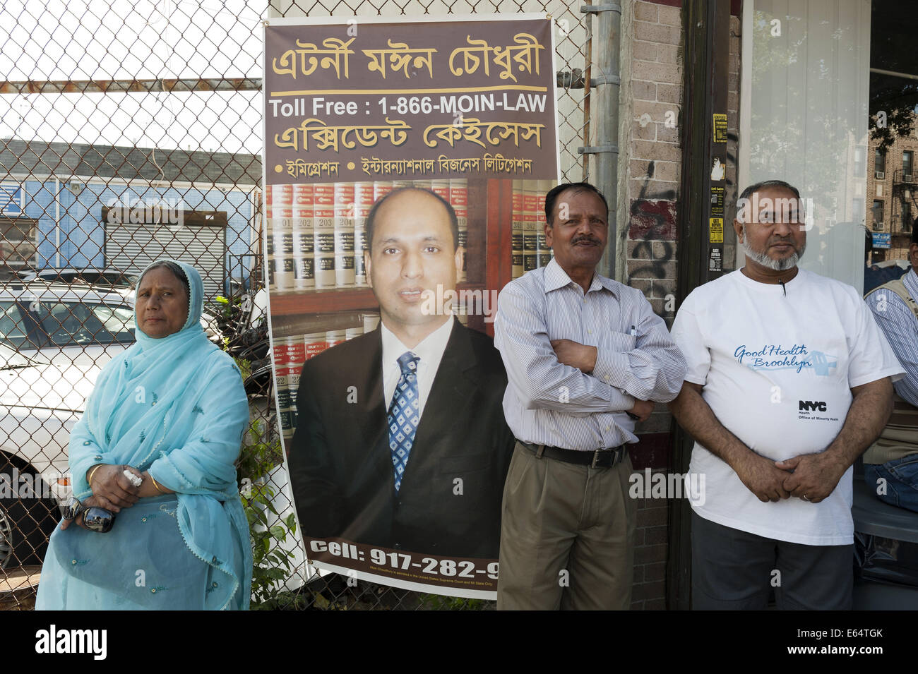Les gens dans la rue juste en 'Little Bangladesh' à Brooklyn à New York , 2014. Banque D'Images