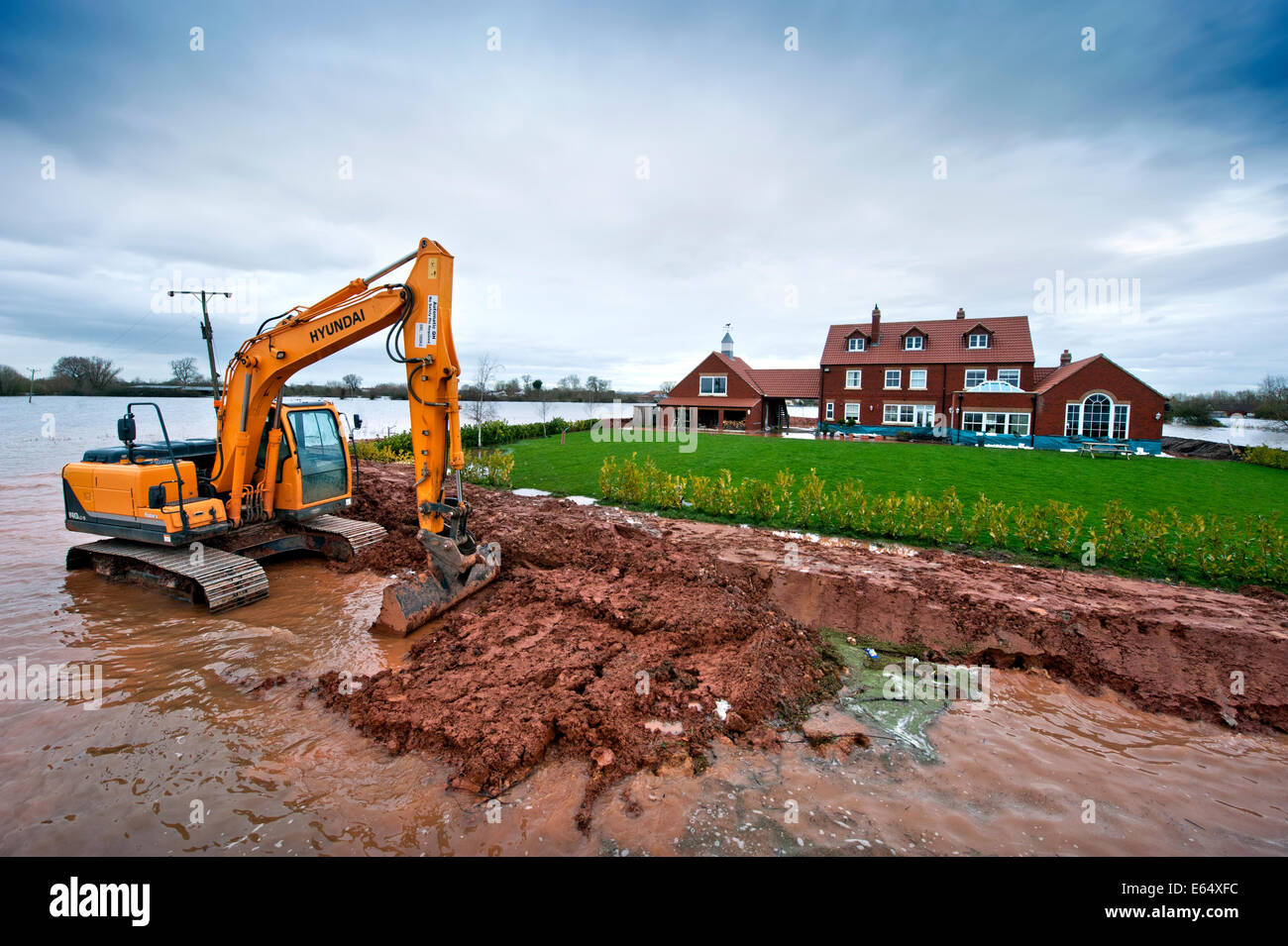 - La ferme, les teinturiers accueil accueil de Sam Notaro dont il a défendu avec succès à partir de l'eau de l'inondation dans le village des Landes sur le Somers Banque D'Images