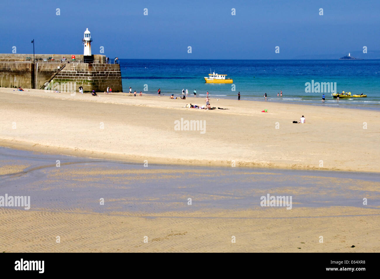 Belle plage au nord de St Ives, Cornwall, Angleterre du Sud-Ouest, Royaume-uni avec Smeaton'S pier et phare en arrière-plan Banque D'Images
