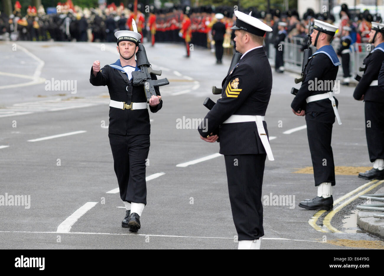Marin à HMS Collingwood marching London, England, UK. Ouverture du Parlement de l'état 4 juin 2014. Banque D'Images