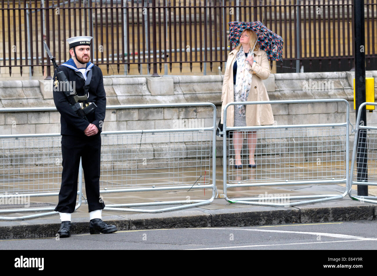 Londres, Angleterre, Royaume-Uni. Ouverture du Parlement de l'état 4 juin 2014. Marin sur la garde sous la pluie Banque D'Images