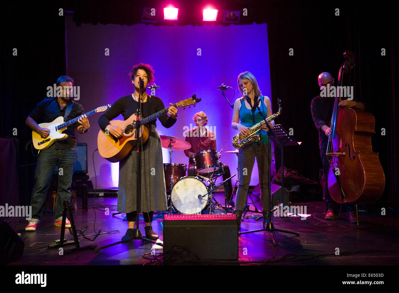 Musique live Dame Nade & les silhouettes groupe sur scène à Brecon Jazz Festival 2014 Banque D'Images