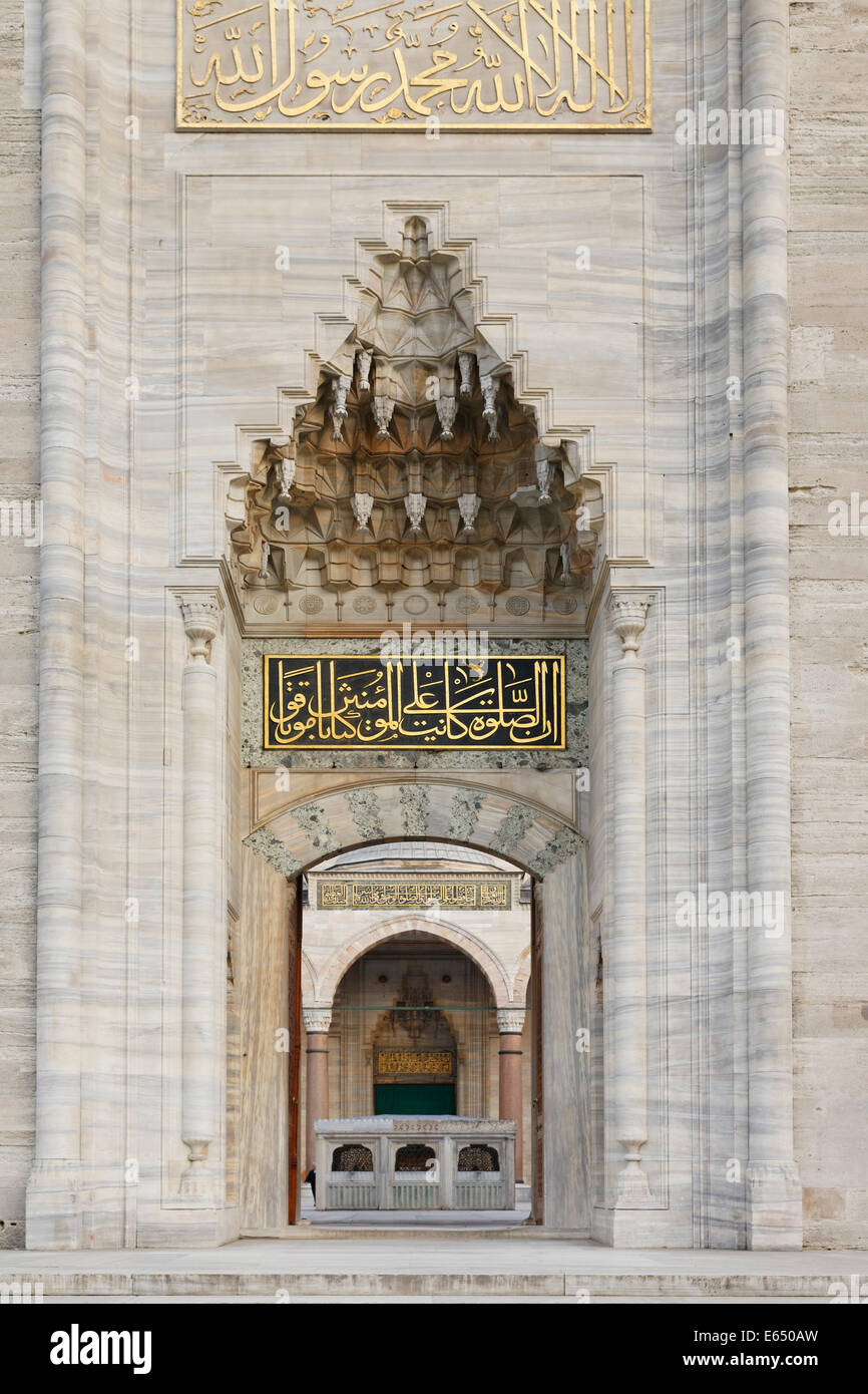 Entrée principale avec décorations muqarnas, Mosquée de Suleymaniye, construite par Mimar Sinan, Istanbul, côté européen, Turquie Banque D'Images