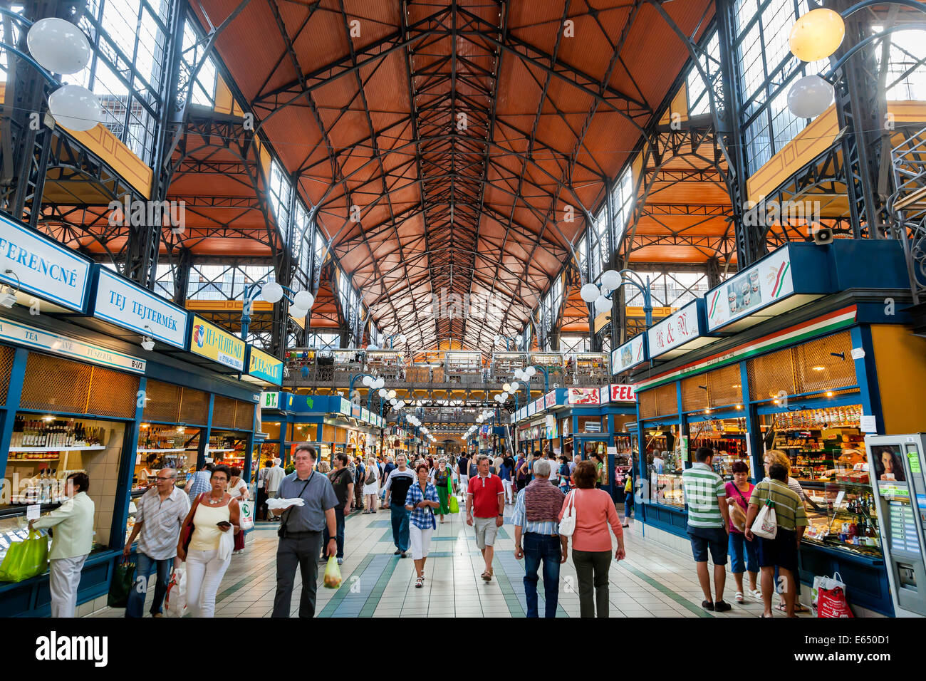 L'intérieur, Grand Hall de marché ou Marché Central Hall, Központi Vasarcsarnok, Budapest, Hongrie Banque D'Images