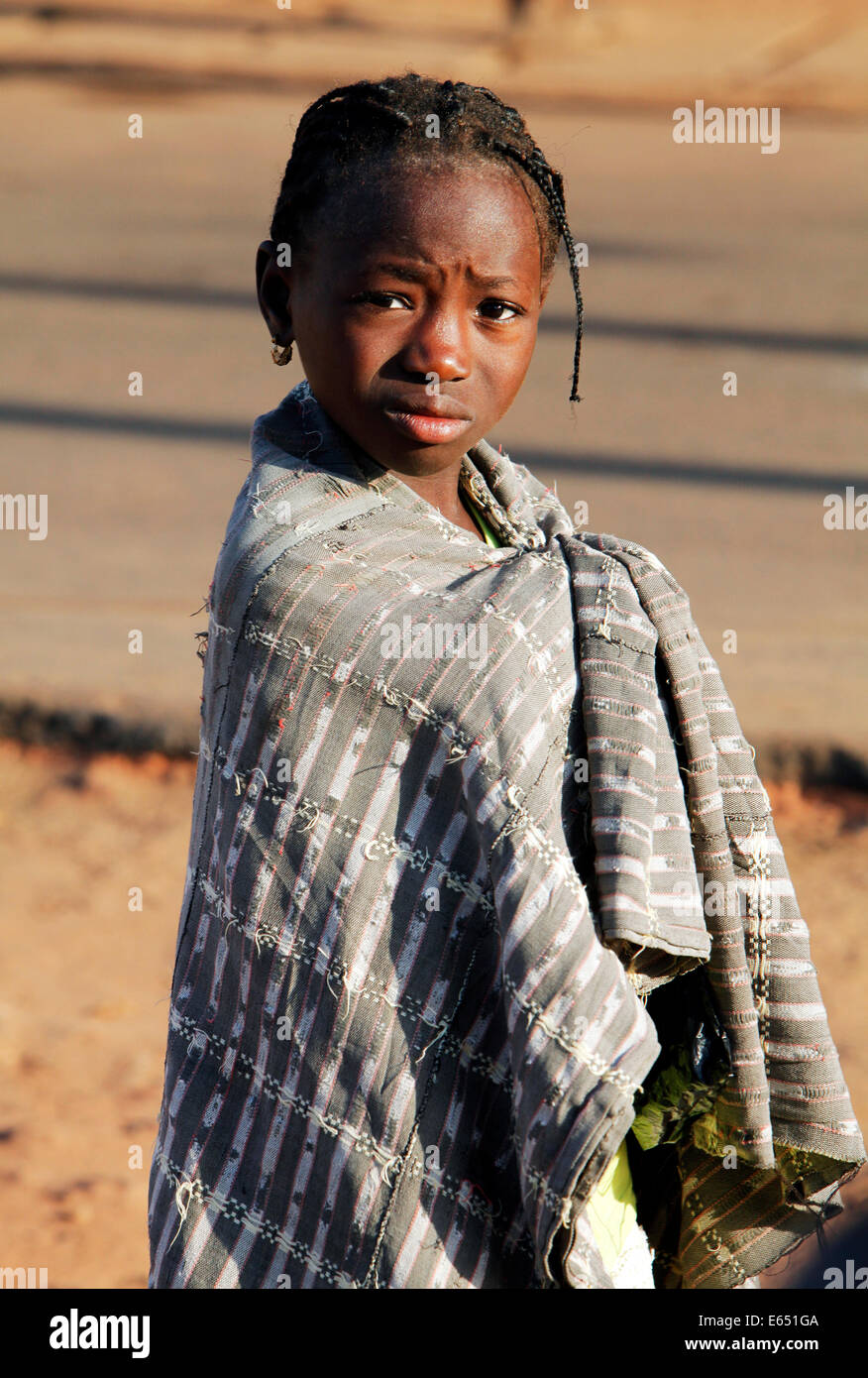 Fille enveloppée dans un écran noir mendiant dans les rues de Kaolack, Sénégal, Afrique Banque D'Images