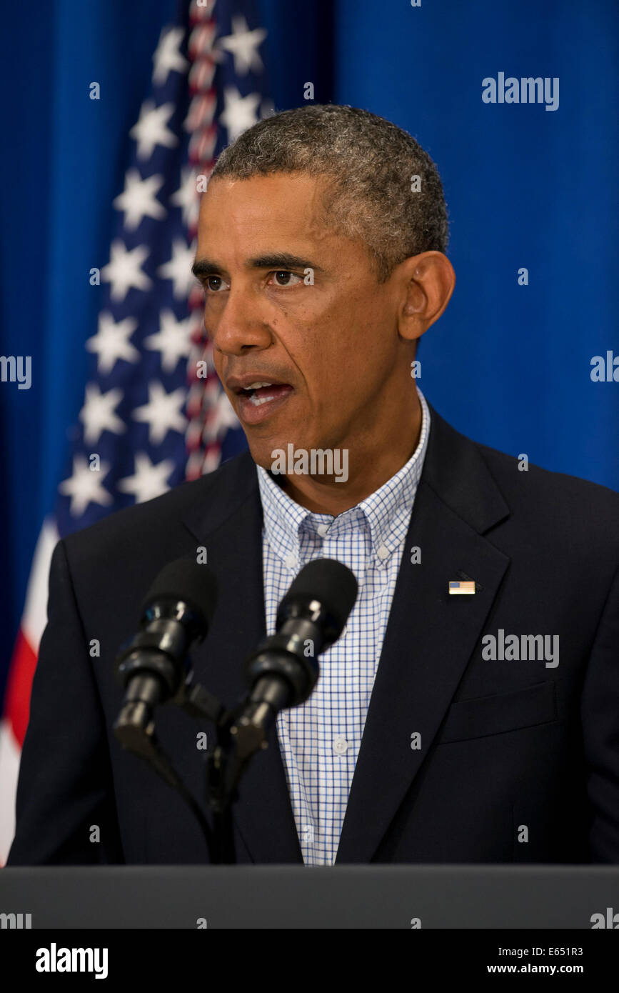 Edgartown, Martha's Vineyard, Massachusetts. 14e Août, 2014. Le président des États-Unis, Barack Obama fait une déclaration de l'école à Edgartown Edgartown, Martha's Vineyard, Massachusetts le 14 août 2014. Dans son discours, le président a parlé de la situation en Iraq et sur la mort de Michael Brown à Ferguson, Missouri. Le président Obama est en vacances avec sa famille sur Martha's Vineyard. Dpa : Crédit photo alliance/Alamy Live News Banque D'Images