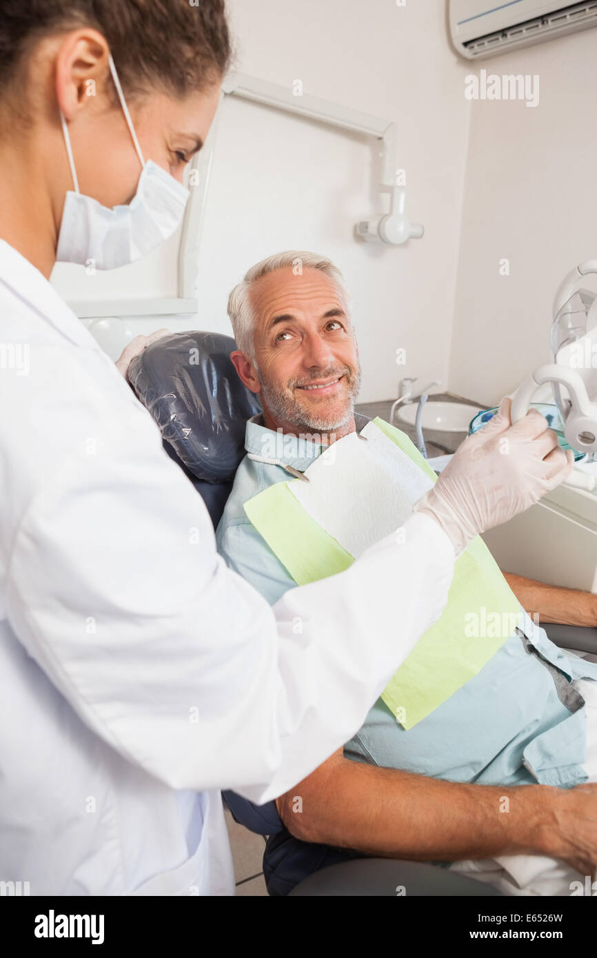 Smiling Patient au dentiste au fauteuil Banque D'Images