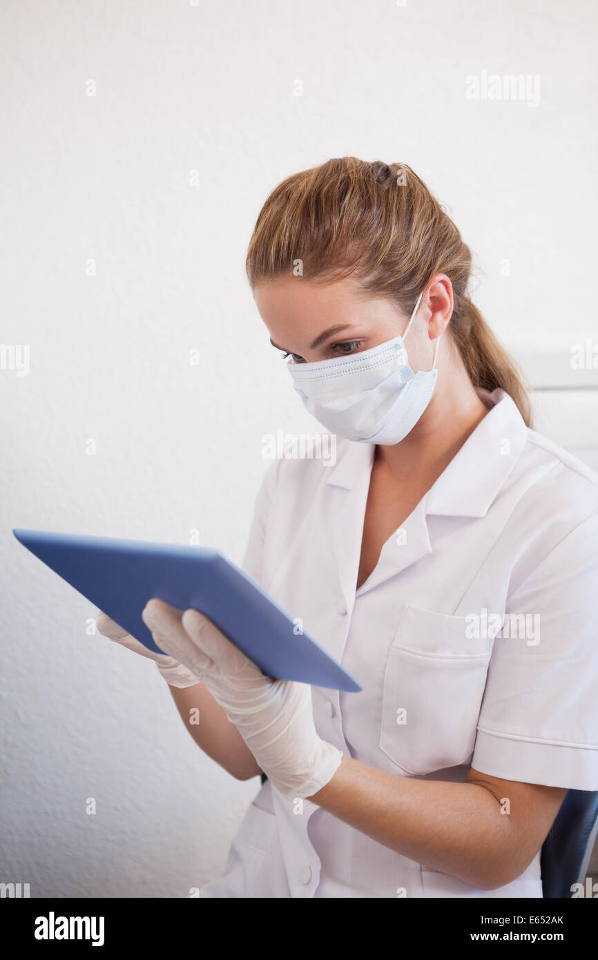 Assistant dentaire travaillant sur tablet pc Banque D'Images