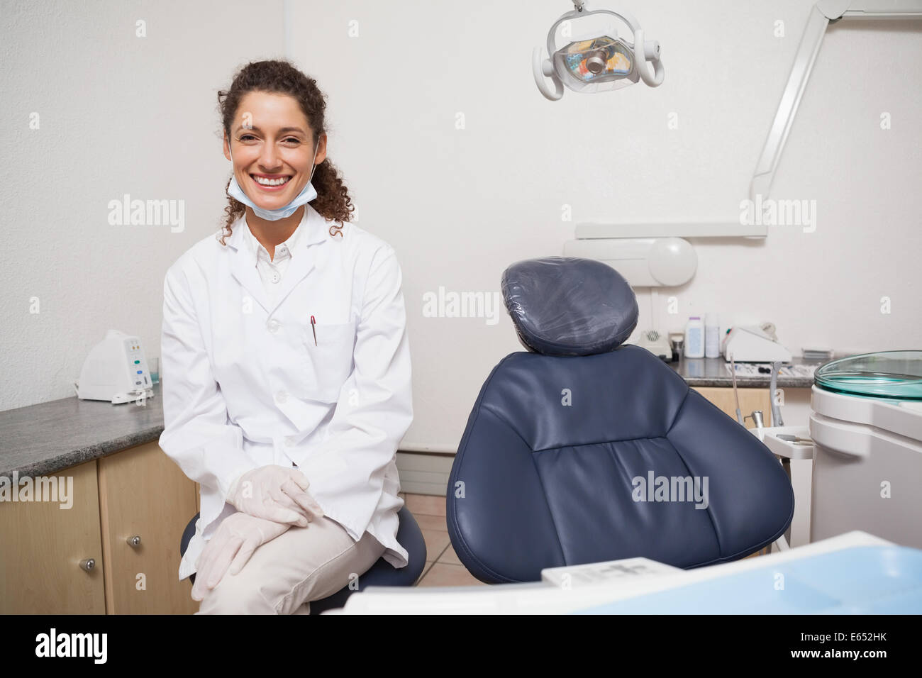 Dentiste smiling at camera à côté de présidence Banque D'Images