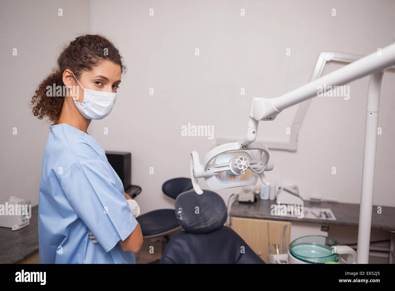 Dentiste en masque chirurgical looking at camera Banque D'Images